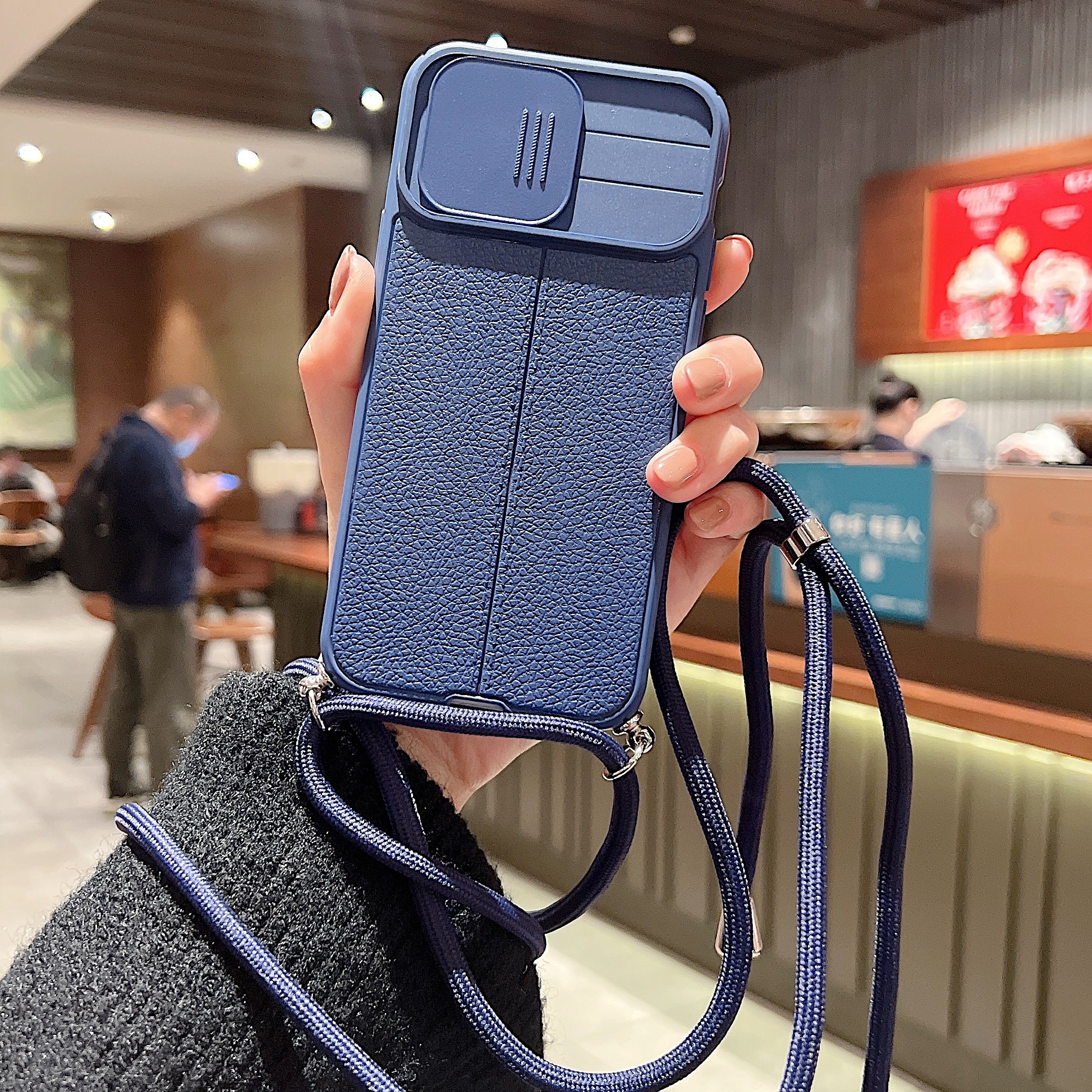 Hochwertiges Kamera Slider Objektiv mit luxuriöser Leder Textur iPhone Hülle | MagSafe Case mit Rundumschutz und Kameralinsenschutzabdeckung für Apple iPhone 17/17 Air, 16/16e, 15, 14, 13 Pro Max Plus Cover | Panzertasche Handyhülle | Premium Schutzhülle