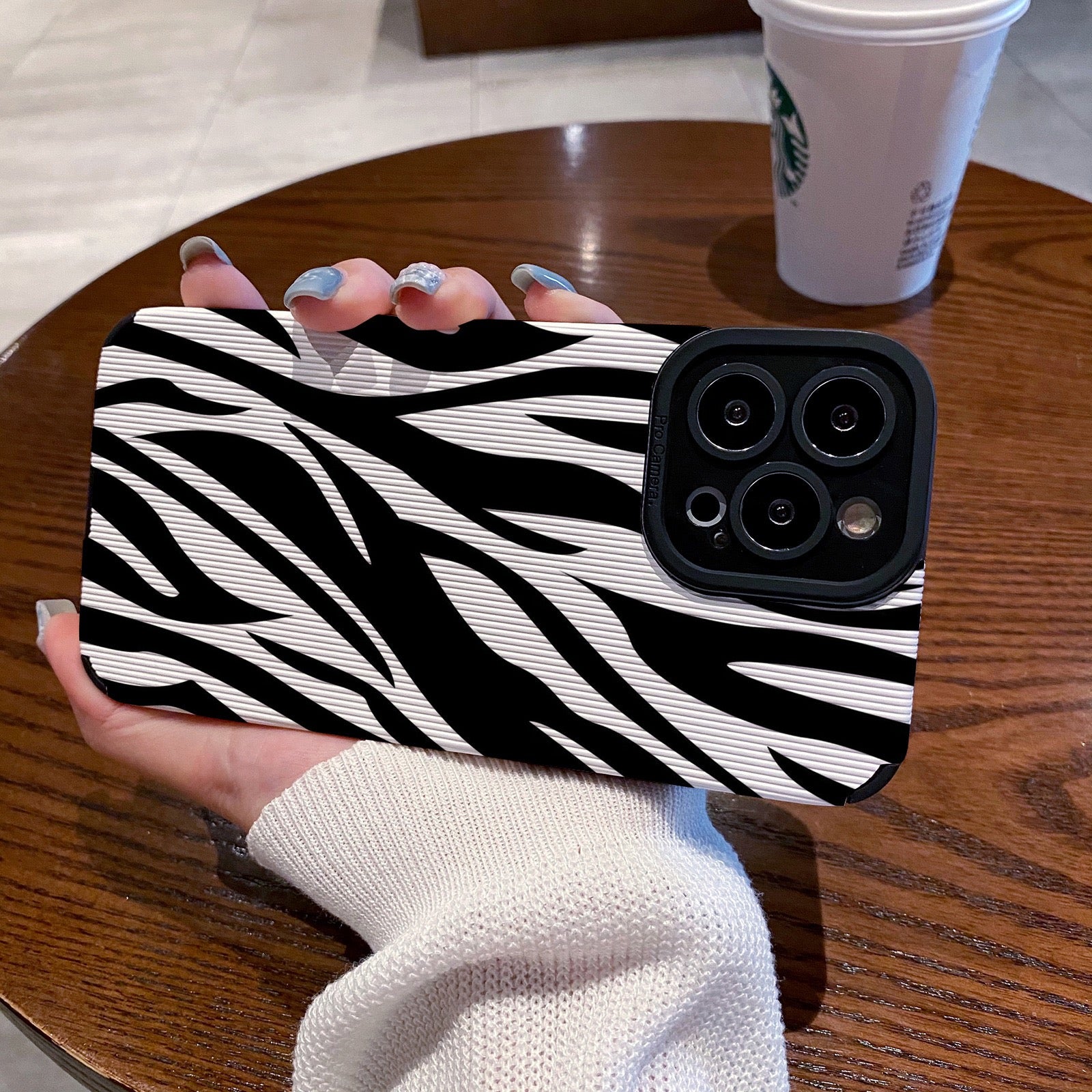 Luxus Ultra-Dünne Schwarz-Weiße Zebrastreifen iPhone-Hülle | MagSafe Case mit Kameraschutzabdeckung für Apple iPhone 17/17 Air, 16/16e, 15, 14, 13 Pro Max Plus Cover | Panzertasche, stoßfeste Handyhülle | Silikon-Softcover-Schutzhülle